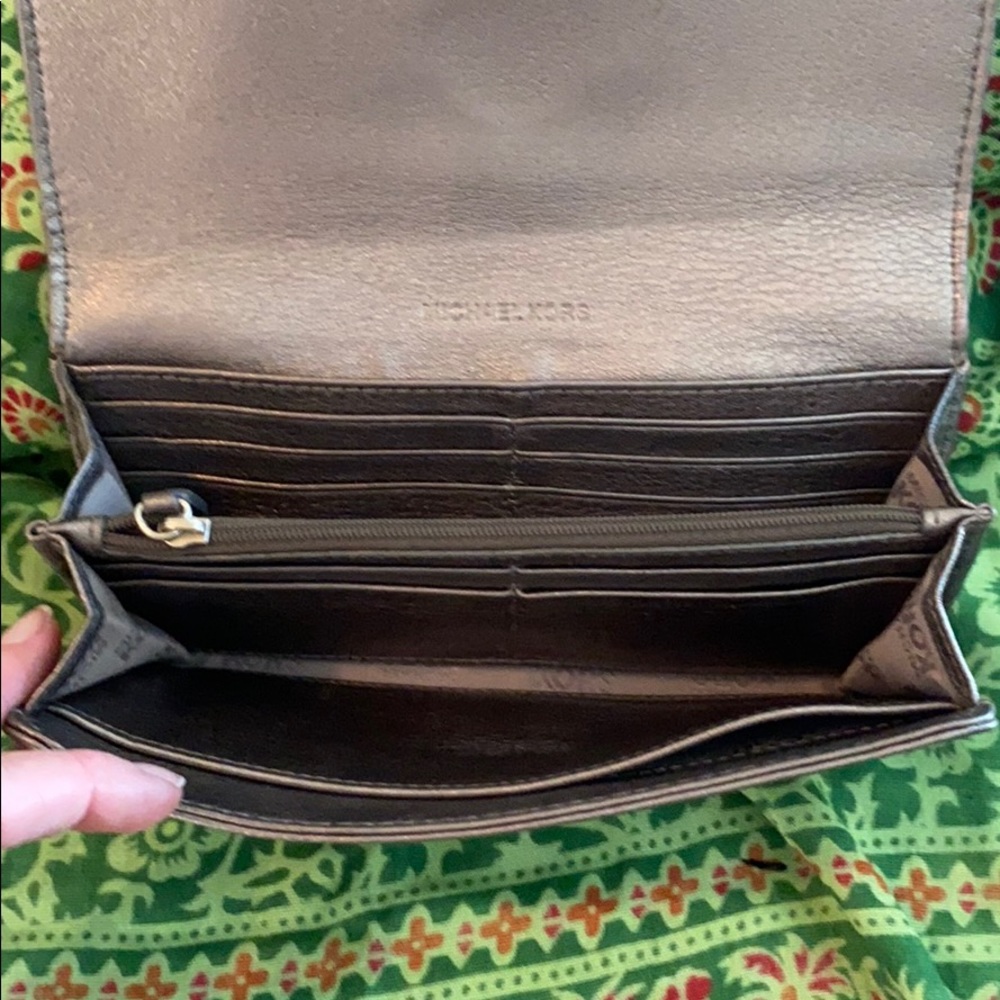 Michael Kors silver wallet - Picture 3 of 3